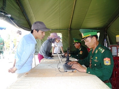 Hơn 7 vạn lượt người viếng mộ Đại tướng Võ Nguyên Giáp dịp lễ 30/4 - 7 Những cán bộ chiến sĩ vẫn miệt mài với công việc ghi danh sách những đoàn tới viếng