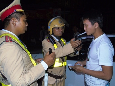 CSGT kiên quyết xử lý “ma men” điều khiển phương tiện giao thông - 1 Lực lượng CSGT đo nồng độ cồn của người điều khiển phương tiện tham gia giao thông