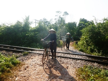 Hiểm họa chết người từ những đường dân sinh cắt ngang đường tàu - 5 Văn Lịnh