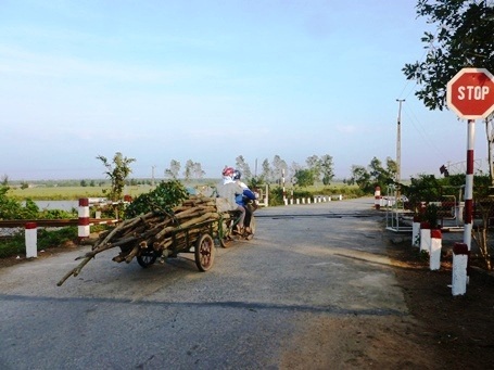 Hiểm họa chết người từ những đường dân sinh cắt ngang đường tàu - 6 Văn Lịnh