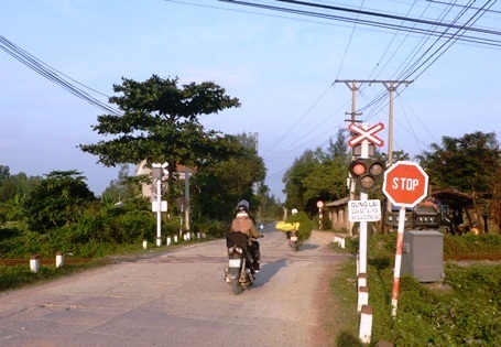 Hiểm họa chết người từ những đường dân sinh cắt ngang đường tàu - 7 Văn Lịnh