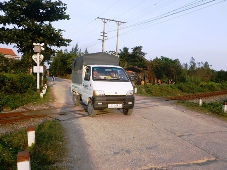 Hiểm họa chết người từ những đường dân sinh cắt ngang đường tàu - 8 Văn Lịnh