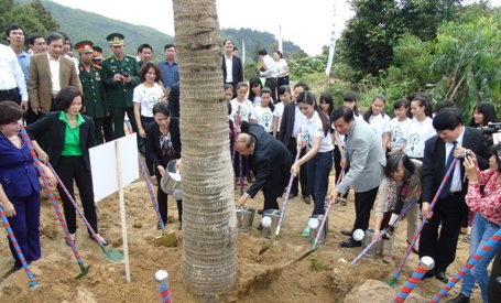 Đoàn Đại biểu tham gia trồng cây xanh tại Khu mộ Đại tướng