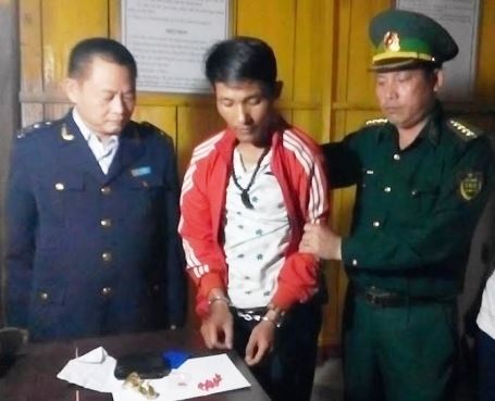 Đối tượng Nguyễn Văn Hiếu được lực lượng chức năng dẫn giải về cơ quan điều tra