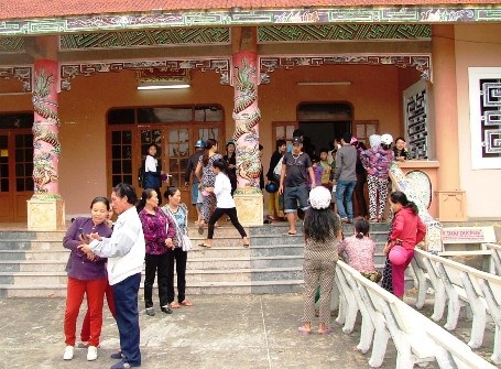 Hàng trăm người kéo đến đình làng xem "rùa thiêng" - 2 Cho rằng sự việc như một điềm báo lành cho làng nên hàng trăm người dân hiếu kì đã tới xem