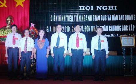 Sở GD-ĐT Quảng Bình đón nhận Huân chương Độc lập hạng Ba - 1 Sở Giáo dục và Đào tạo Quảng Bình đã vinh dự được Chủ tịch nước tặng Huân chương Độc lập hạng Ba.