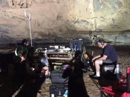 Đoàn làm phim đã phải sống trong điều kiện khó khăn, vất vả nơi núi rừng và hang động ẩm ướt