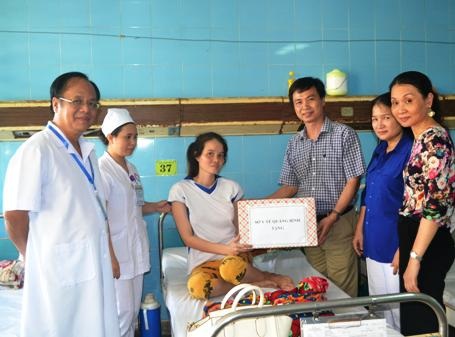 Giám đốc Sở Y tế trực tiếp thăm hỏi thai phụ mang thai 4 tự nhiên hiếm gặp