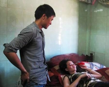 Anh Nguyễn Văn Thái đang động viện vợ 