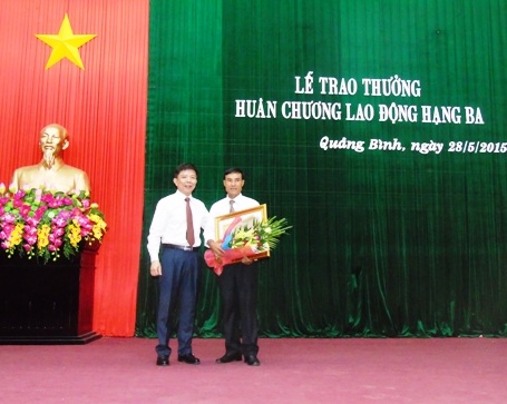 Quảng Bình: Trao thưởng Huân chương Lao động hang Ba cho ông Howard Limbert và Hồ Khanh (Bác THảo đã duyệt, du lịch xem giúp)