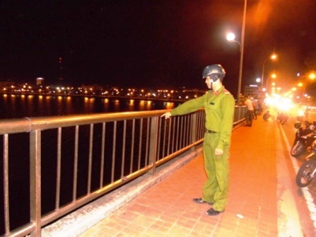 Công an giải cứu người phụ nữ trẻ định nhảy cầu tự tử - 1 Hiện trường nơi xảy ra vụ việc