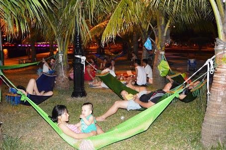 Nhiều người dân khi ra công viên không quên mang theo cho mình một chiếc võng