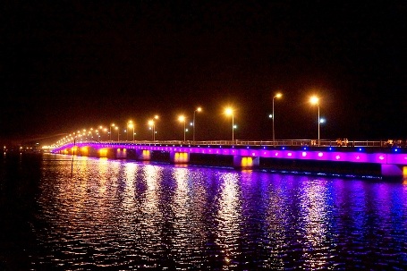 Cầu Nhật Lệ là nơi diễn ra màn bắn pháo hoa rực rỡ chào mừng lễ hội