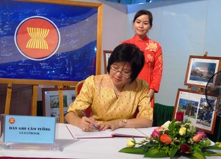 Bà Wanthanee Viputwongsakul ghi cảm tưởng tại triển lãm