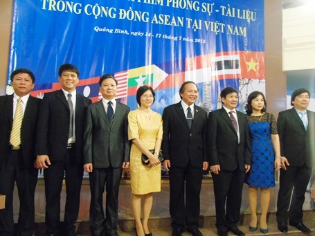 Các đại biểu chụp ảnh lưu niệm chung tại buổi triển lãm ảnh