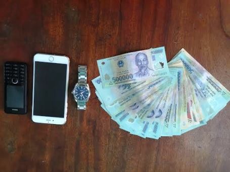 Đi bắt coòng, “cuỗm” hàng trăm triệu đồng của khách tắm biển - 1 Tang vật thu giữ từ các đối tượng tại cơ quan công an