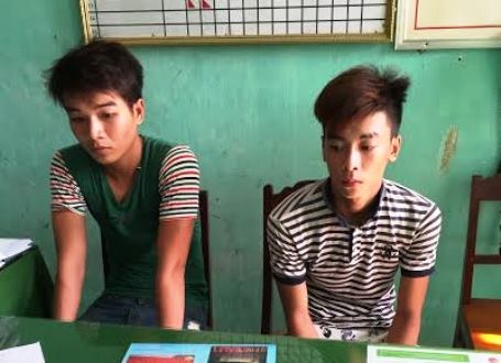 Đi bắt coòng, “cuỗm” hàng trăm triệu đồng của khách tắm biển - 2 Hai đối tượng Phan Thanh Sơn (bên trái) và Hoàng Quân tại cơ quan công an