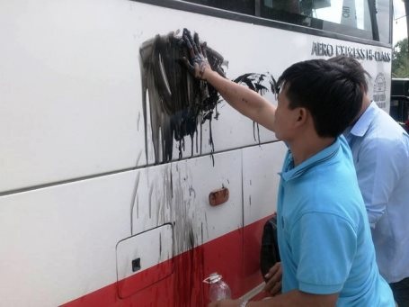 Quảng Bình: Xe đưa khách du lịch ngoại tỉnh bị “khủng bố” bằng sơn đen - 1 Những chiếc xe xe du lịch này bị nhóm đối tượng khủng bố bằng sơn đen