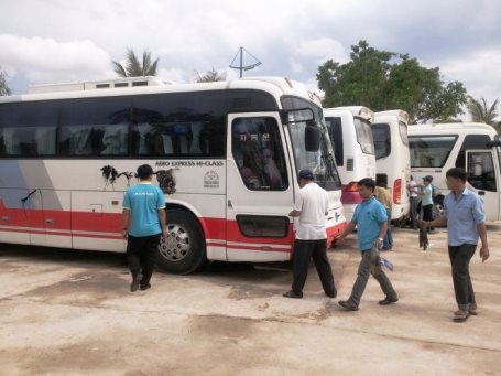Quảng Bình: Xe đưa khách du lịch ngoại tỉnh bị “khủng bố” bằng sơn đen - 2 Không dừng lại ở việc đe dọa và ném sơn vào xe, nhóm đối tượng còn hung hăng ném vỡ kính xe