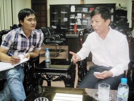 Ông Nguyễn Hữu Hoài (áo trắng) trong cuộc trao đổi với PV 