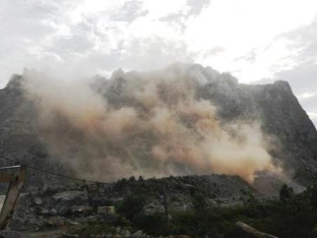 Mỏ đá Lèn Bảng (ở xã Tiến Hóa, huyện Tuyên Hóa) nơi xảy ra nhiều vụ tai nạn thương tâm