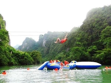 Đu Zip-line, “tắm bùn”… điểm đến “giải nhiệt” lý tưởng - 6 Đu zip-line tắm sông cũng rất hút khách dịp hè này
