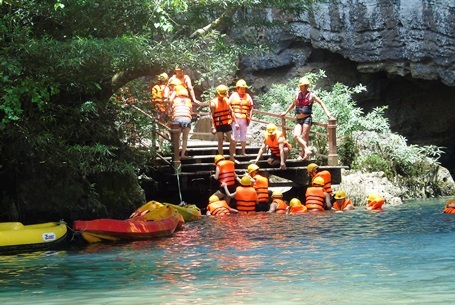 Đu Zip-line, “tắm bùn”… điểm đến “giải nhiệt” lý tưởng - 2 Sau 400 mét du ngoạn trên không, du khách sẽ đến cửa hang Tối...