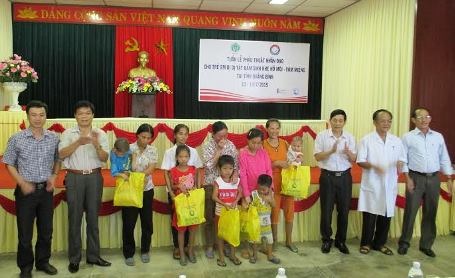 Các đại diện lãnh đạo tặng quà cho trẻ em bị dị tật hở môi hàm ếch