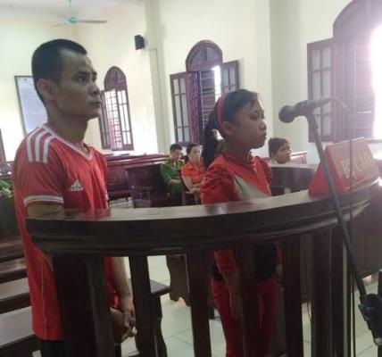 Chồng chém vợ rồi ném xuống cầu: "Mẹ bảo xin giảm án cho bố..." - 1 Hai bị cáo tỏ ra ân hận về hành vi phạm tội của mình