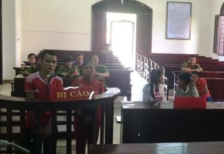 Chồng chém vợ rồi ném xuống cầu: "Mẹ bảo xin giảm án cho bố..." - 2 Hai con nhỏ của bị cáo cũng là con của bị hại đều một mực xin tòa giảm án cho cha