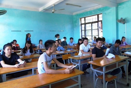Thí sinh háo hức đến sớm làm thủ tục dự thi THPT quốc gia - 27 Thí sinh háo hức đến sớm làm thủ tục dự thi THPT quốc gia