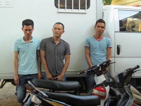Tóm gọn nhóm đối tượng “khủng bố” xe du lịch ngoại tỉnh bằng sơn đen - 1 Các đối tượng tại cơ quan công an