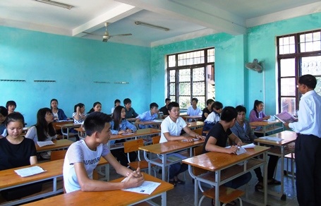 Nhiều thí sinh phải đi cấp cứu, dừng thi môn Toán - 7 Môn thi đầu tiên (môn Toán), trên địa bàn tỉnh Quảng Bình có 15 thí sinh bỏ thi. (Ảnh: Văn Lịnh)