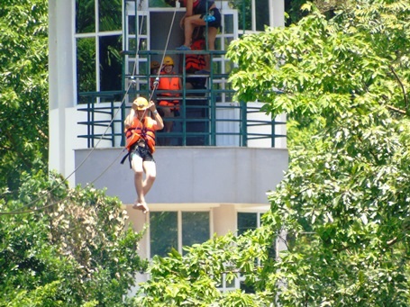 Zip-line sông Chày - hang Tối được công nhận kỉ lục Việt Nam - 1 Với chiều dài 400m, Zip-line sẽ đem đến cho du khách một cảm giác cực mạnh