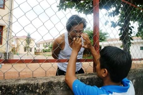 Tá hỏa vì hàng rào trường học nhiễm điện - 1 Tá hỏa vì hàng rào trường học nhiễm điện