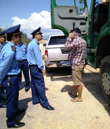 Tài xế xe tải cố thủ trong ca bin chống đối lực lượng chức năng - 2 Sau hơn một giờ đồng hồ lái xe mới chịu mở cửa để xuống làm việc
