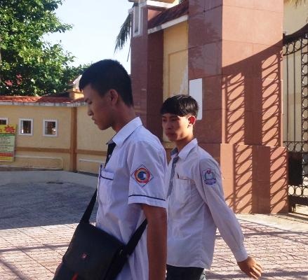 Vẻ mặt không được vui của nhiều thí sinh sau khi kết thúc môn thi Hóa học chiều nay (Ảnh: Đặng Tài)