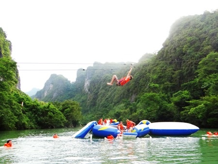 Zip-line sông Chày - hang Tối được công nhận kỉ lục Việt Nam - 2 Sau khi thử thách Zip-line, du khách sẽ được hòa mình vào những dòng suối trong xanh, mát rượi