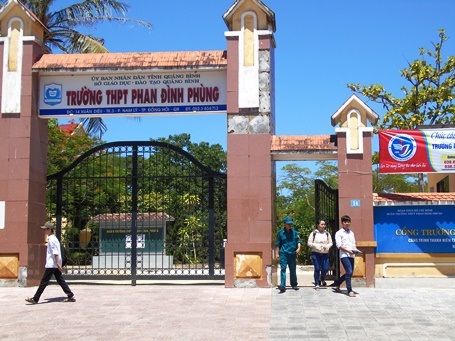 Đề Toán có tính phân loại cao, thí sinh đạt điểm 7 "không dễ" - 18 Nhiều thí sinh tại Đà Nẵng được hỏi trả lời đề Toán năm nay khó. (Ảnh: Khánh Hiền)