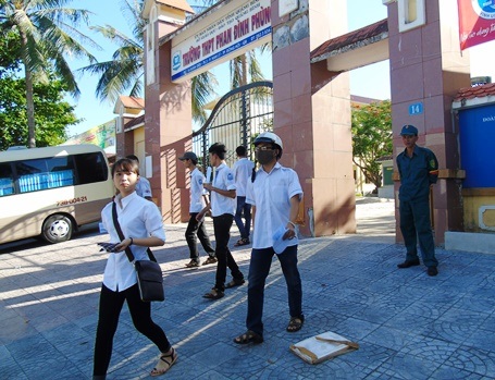 “Kình ngư” Ánh Viên và dịch Mers vào đề thi Tiếng Anh - 10 Với đề thi môn Tiếng Anh, nhiều thí sinh chỉ làm được khoảng 30 - 40 % số điểm. (Ảnh: Văn Lịnh)