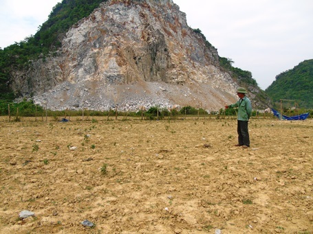 Mìn nổ đinh tai, mùa mất nhà hỏng, người dân hãi hùng - 1 Ông Lê Minh Dẫn ngao ngán vì đá bay trắng đồng lạc.