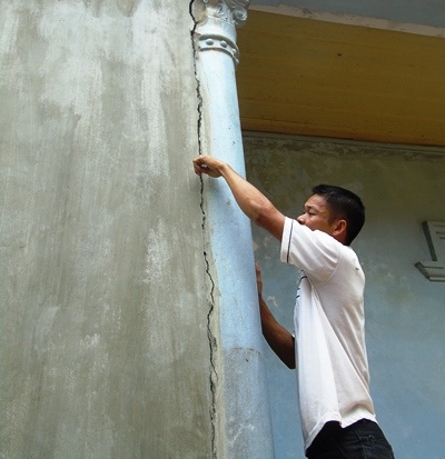 Mìn nổ đinh tai, mùa mất nhà hỏng, người dân hãi hùng - 2 Tường nhà nứt toác.