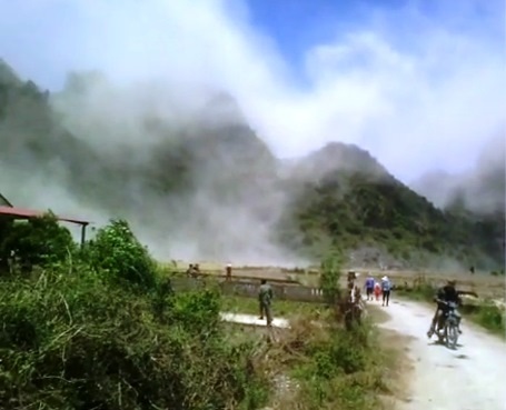 Mìn nổ đinh tai, mùa mất nhà hỏng, người dân hãi hùng - 3 Bụi bặm bay trắng xóa cả một vùng trời (Ảnh cắt từ clip)
