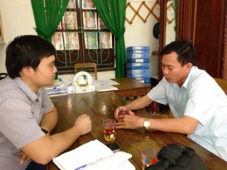 Mìn nổ đinh tai, mùa mất nhà hỏng, người dân hãi hùng - 4 Ông Nguyễn Văn Lương (bìa phải), Chủ tịch UBND xã Phúc Trạch làm việc với PV