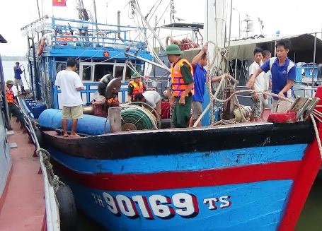 Cứu tàu gặp nạn trên biển cùng 14 ngư dân - 1 14