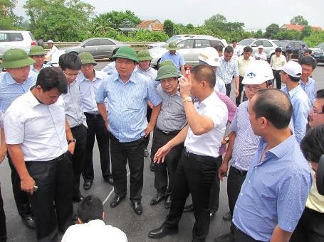 Đơn vị thi công xin cắm biển báo bảo hành "5 năm không hằn lún" - 3 Biển báo bảo hành 5 năm không hằn lún vệt bánh xe