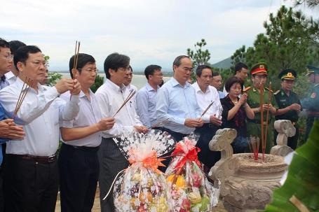 Chủ tịch UBTƯMTTQ Việt Nam Nguyễn Thiện Nhân viếng mộ Đại tướng Võ Nguyên Giáp - 1 Chủ tịch UBTƯMTTQ Việt Nam Nguyễn Thiện Nhân viếng mộ Đại tướng Võ Nguyên Giáp