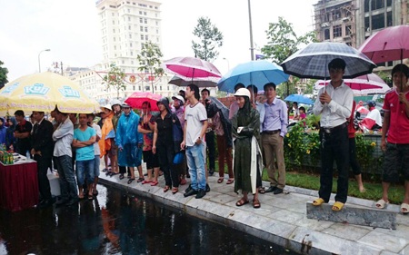  Mặc dù trời mưa tầm tã nhưng khách hàng vẫn đội mư tới khai trương siêu thị