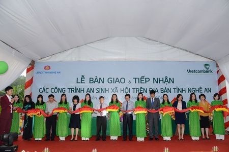 Các đại biểu tham gia cắt băng khánh thành công trình Trạm y tế xã Diễn Phú