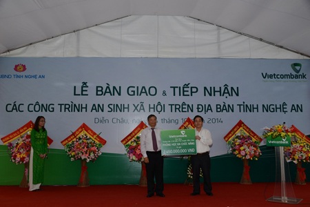 Các đại biểu tham gia cắt băng khánh thành công trình Trạm y tế xã Diễn Phú